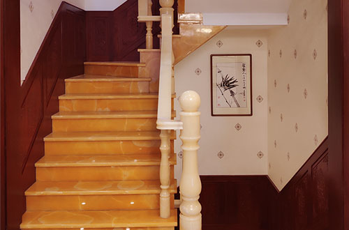 定南中式别墅室内汉白玉石楼梯的定制安装装饰效果